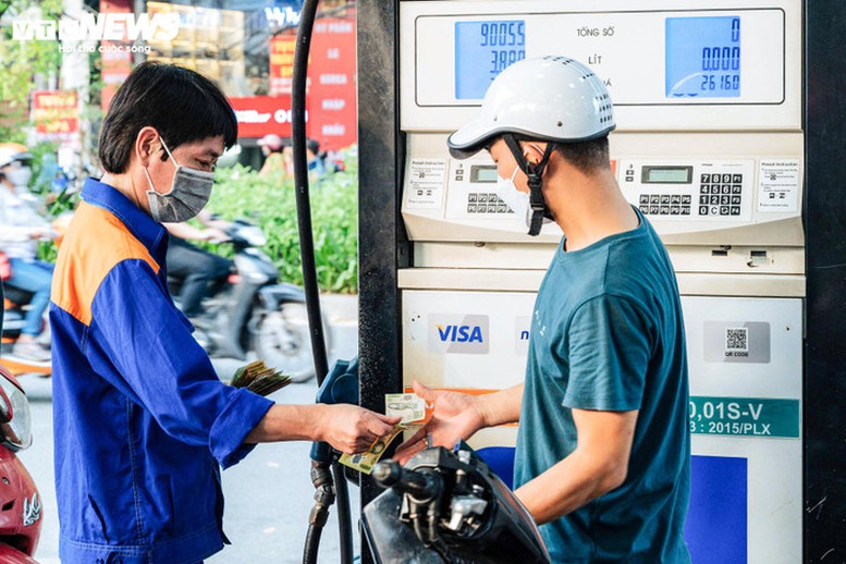 Giá xăng giảm, dầu tăng- Ảnh 1.