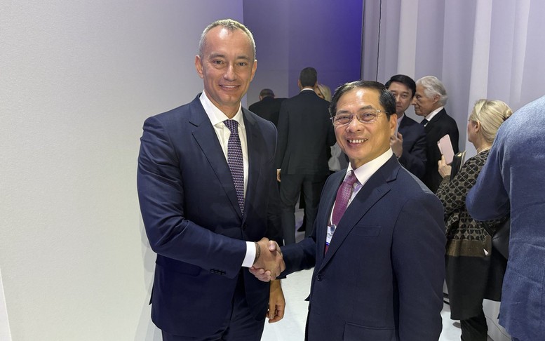 Phó Thủ tướng Bùi Thanh Sơn tham dự Lễ ký Hiến chương Hội đồng Hòa bình về chấm dứt xung đột tại Dải Gaza