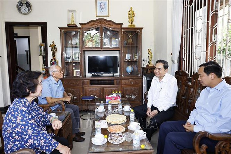 Chủ tịch Quốc hội thăm, tri ân các đồng chí nguyên lãnh đạo Đảng, Nhà nước- Ảnh 2.