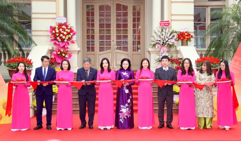 Khai mạc Triển lãm tư liệu 'Đảng Cộng sản Việt Nam qua các kỳ Đại hội'- Ảnh 1.