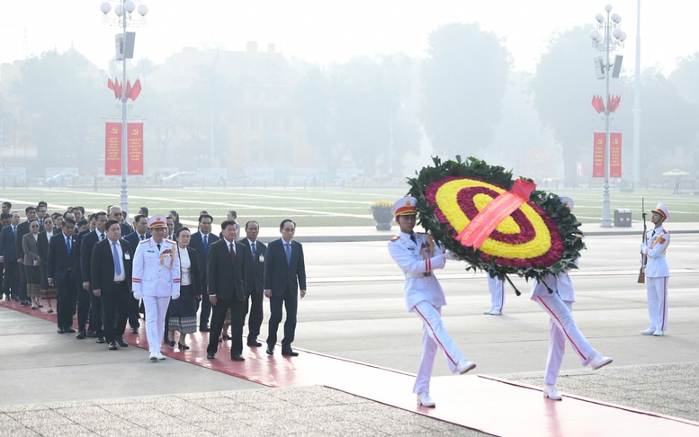 Tổng Bí thư, Chủ tịch nước Lào và Phu nhân vào Lăng viếng Chủ tịch Hồ Chí Minh