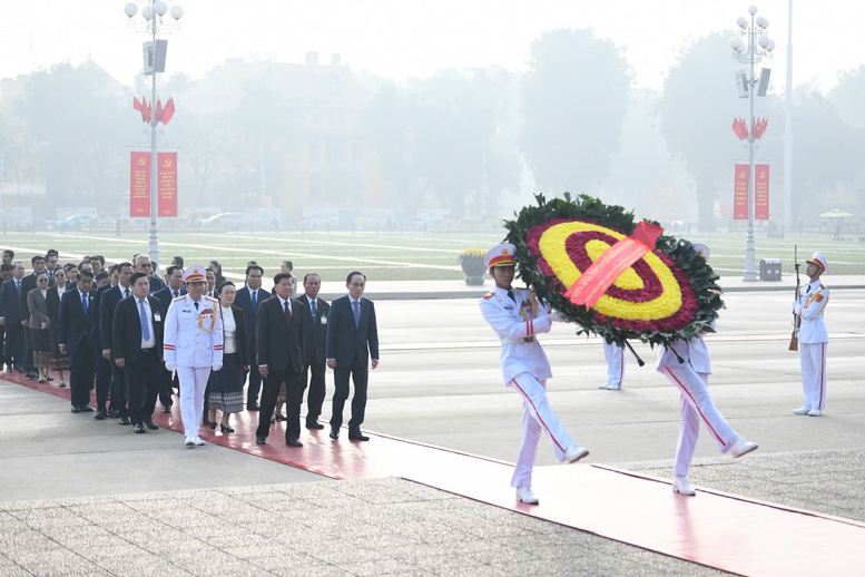 Tổng Bí thư, Chủ tịch nước Lào và Phu nhân vào Lăng viếng Chủ tịch Hồ Chí Minh- Ảnh 1.