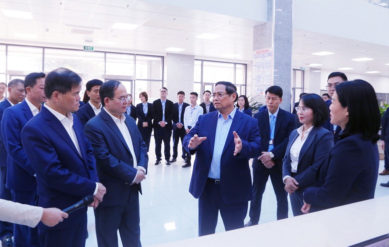 Thủ tướng: Cán bộ Trung tâm hành chính công phải chủ động, tận tâm phục vụ nhân dân- Ảnh 2.