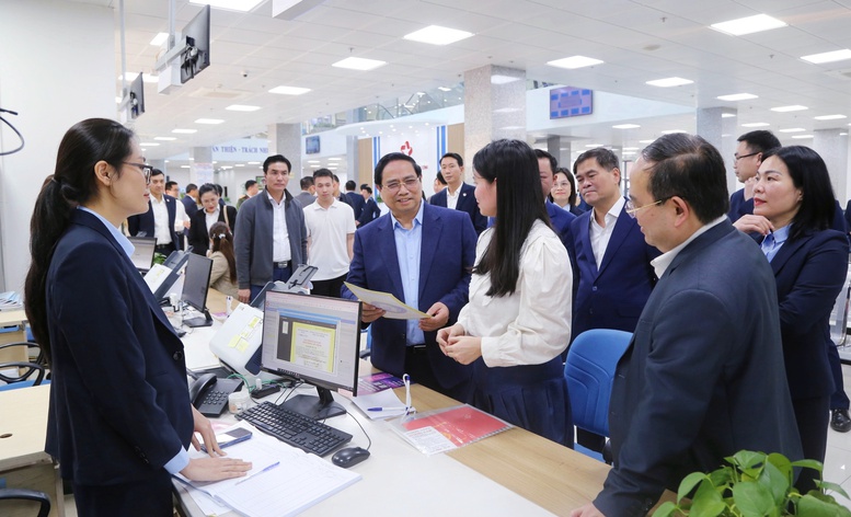 Thủ tướng: Cán bộ Trung tâm hành chính công phải chủ động, tận tâm phục vụ nhân dân- Ảnh 4.