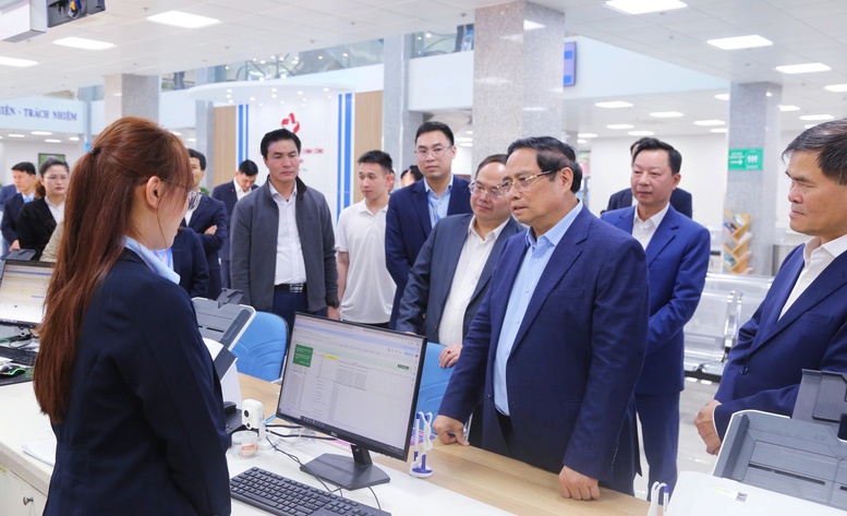 Thủ tướng: Cán bộ Trung tâm hành chính công phải chủ động, tận tâm phục vụ nhân dân- Ảnh 1.