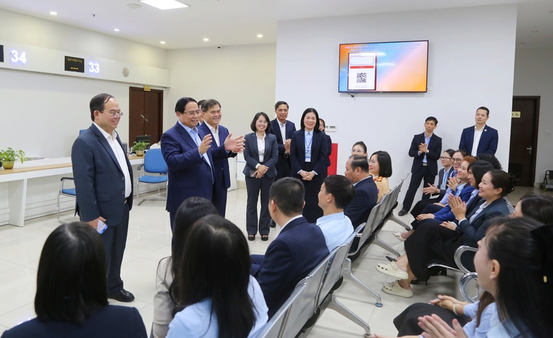 Thủ tướng: Cán bộ Trung tâm hành chính công phải chủ động, tận tâm phục vụ nhân dân- Ảnh 3.