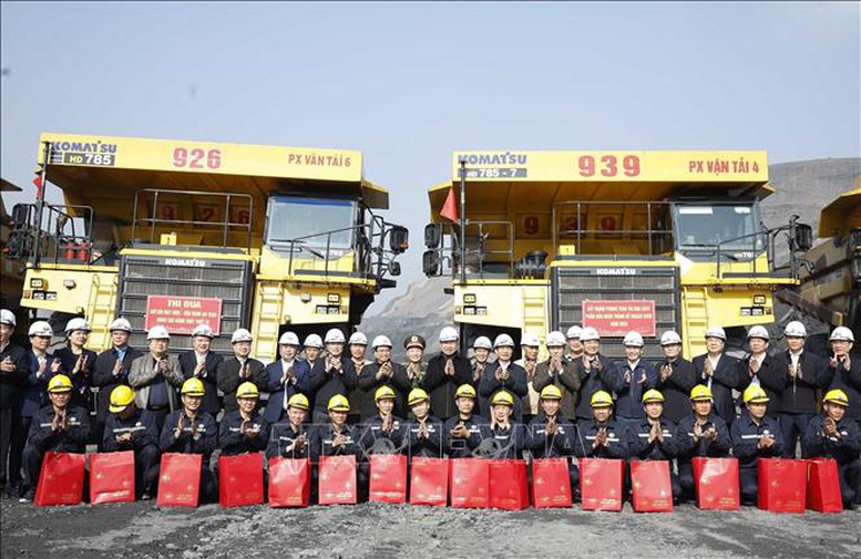 Tổng Bí thư Tô Lâm gặp mặt, chúc Tết công nhân ngành Than tại Quảng Ninh- Ảnh 7. Tổng Bí thư Tô Lâm gặp mặt, chúc Tết công nhân ngành Than tại Quảng Ninh- Ảnh 7.