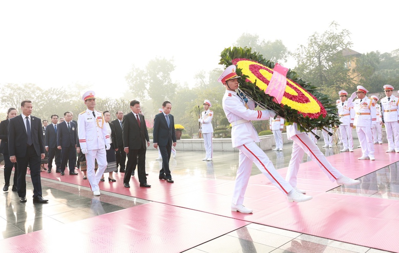 Tổng Bí thư, Chủ tịch nước Lào và Phu nhân vào Lăng viếng Chủ tịch Hồ Chí Minh- Ảnh 4.