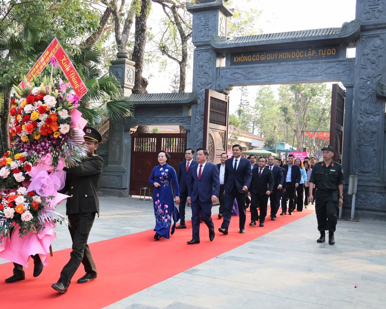 Phó Thủ tướng Phạm Thị Thanh Trà dâng hương tưởng niệm Chủ tịch Hồ Chí Minh tại Khu di tích Kim Liên- Ảnh 1.