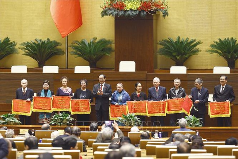 Chủ tịch Quốc hội Trần Thanh Mẫn gặp mặt nguyên lãnh đạo Quốc hội qua các thời kỳ- Ảnh 6.