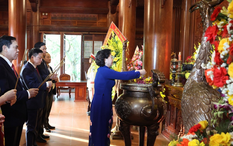 Phó Thủ tướng Phạm Thị Thanh Trà dâng hương tưởng niệm Chủ tịch Hồ Chí Minh tại Khu di tích Kim Liên
