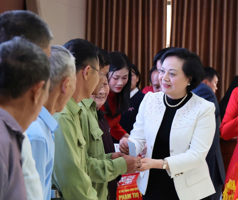 Phó Thủ tướng Phạm Thị Thanh Trà thăm, tặng quà Tết người có công, hộ nghèo, hộ khó khăn tại Nghệ An- Ảnh 3.