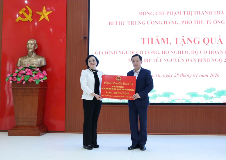 Phó Thủ tướng Phạm Thị Thanh Trà thăm, tặng quà Tết người có công, hộ nghèo, hộ khó khăn tại Nghệ An- Ảnh 2.