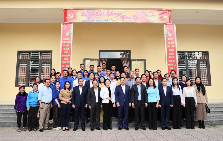 Phó Thủ tướng Phạm Thị Thanh Trà thăm, tặng quà Tết người có công, hộ nghèo, hộ khó khăn tại Nghệ An- Ảnh 6.