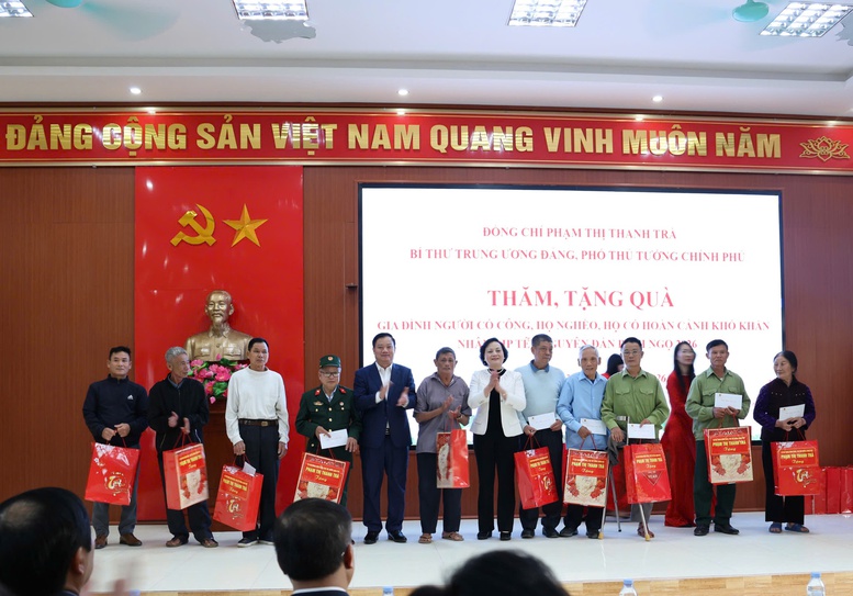Phó Thủ tướng Phạm Thị Thanh Trà thăm, tặng quà Tết người có công, hộ nghèo, hộ khó khăn tại Nghệ An- Ảnh 5.