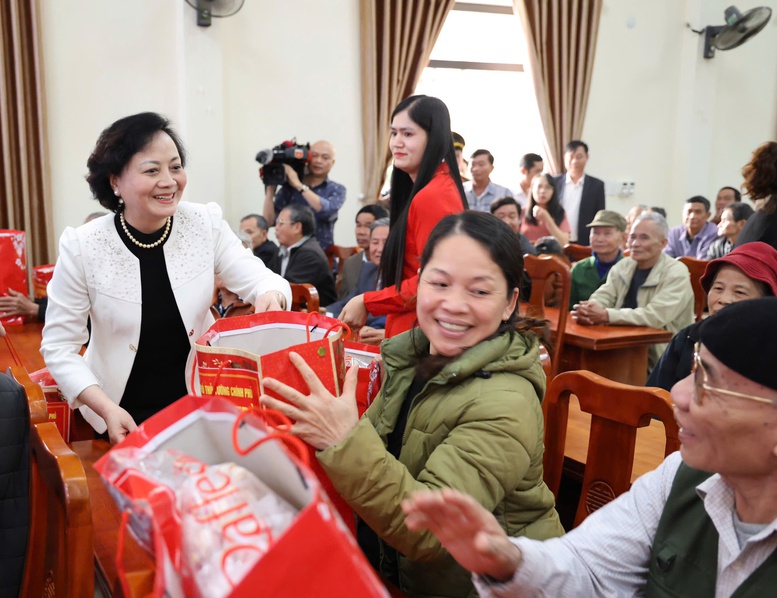 Phó Thủ tướng Phạm Thị Thanh Trà thăm, tặng quà Tết người có công, hộ nghèo, hộ khó khăn tại Nghệ An- Ảnh 4.