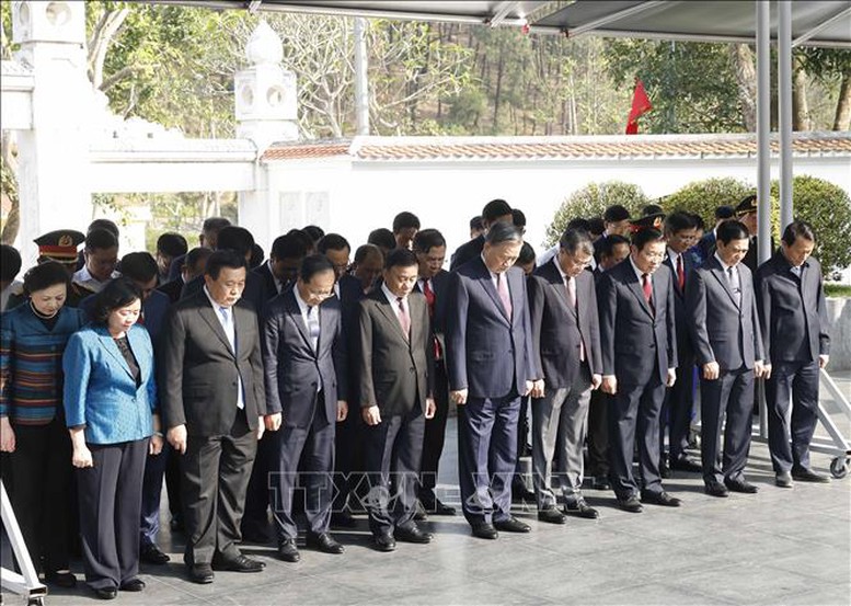 Tổng Bí thư Tô Lâm dâng hương tưởng niệm các Tổng Bí thư Trần Phú và Hà Huy Tập tại Hà Tĩnh- Ảnh 4.