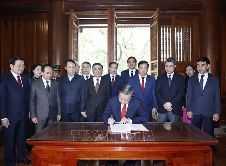 Tổng Bí thư Tô Lâm dâng hương tưởng niệm Chủ tịch Hồ Chí Minh tại Nghệ An- Ảnh 3.