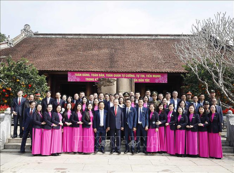 Tổng Bí thư Tô Lâm dâng hương tưởng niệm Chủ tịch Hồ Chí Minh tại Nghệ An- Ảnh 4.