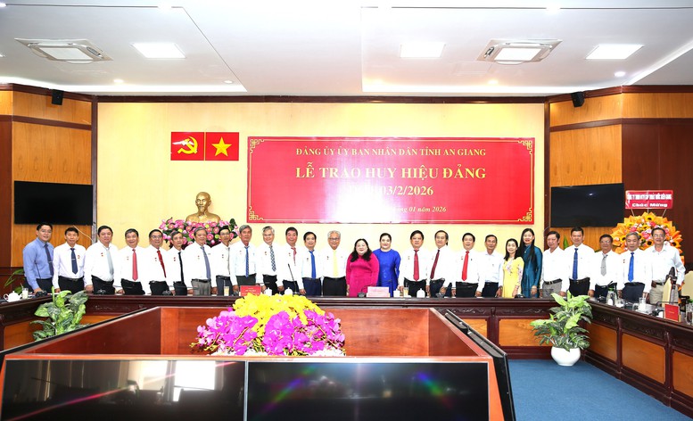 An Giang trao Huy hiệu 40 năm và 30 năm tuổi Đảng cho đảng viên thuộc UBND tỉnh- Ảnh 1.