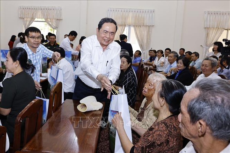 Chủ tịch Quốc hội thăm, chúc Tết và tặng quà cho các gia đình chính sách tại Cần Thơ