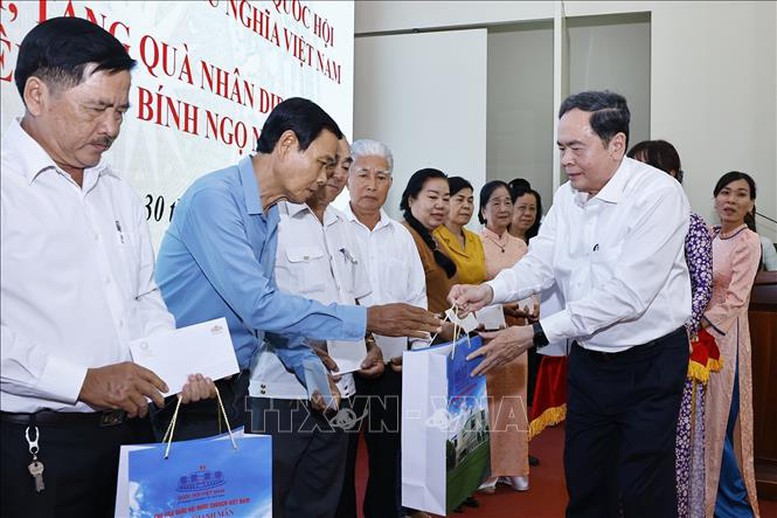 Chủ tịch Quốc hội thăm, chúc Tết và tặng quà cho các gia đình chính sách tại Cần Thơ- Ảnh 1. Chủ tịch Quốc hội thăm, chúc Tết và tặng quà cho các gia đình chính sách tại Cần Thơ- Ảnh 1.