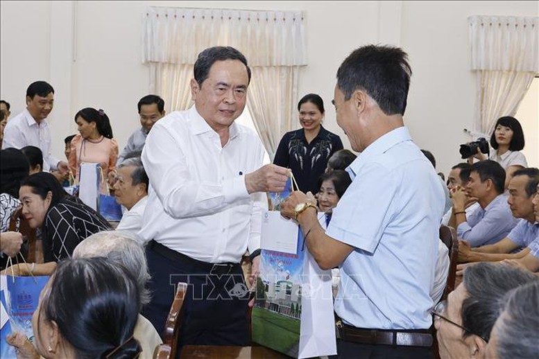 Chủ tịch Quốc hội thăm, chúc Tết và tặng quà cho các gia đình chính sách tại Cần Thơ- Ảnh 2. Chủ tịch Quốc hội thăm, chúc Tết và tặng quà cho các gia đình chính sách tại Cần Thơ- Ảnh 2.