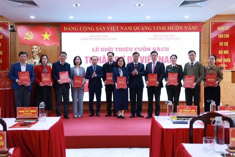 Ra mắt cuốn sách 'Tự hào cơ đồ Việt Nam'- Ảnh 1.