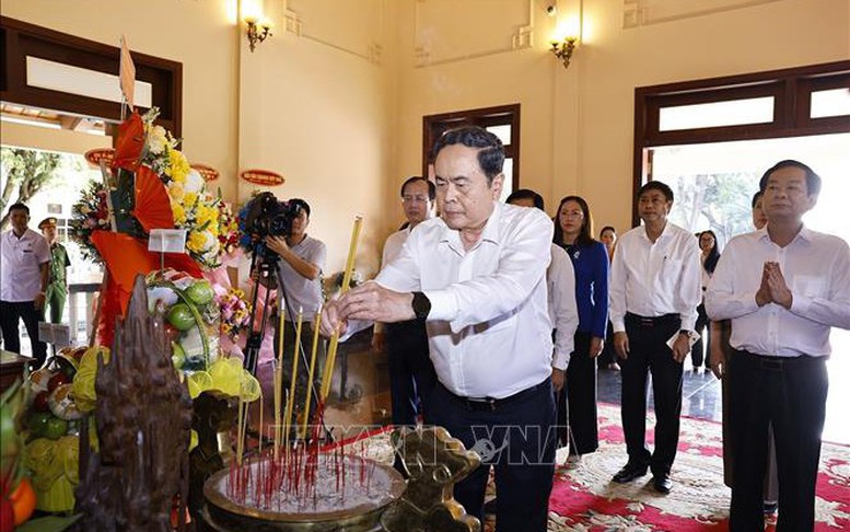 Chủ tịch Quốc hội Trần Thanh Mẫn dâng hương tưởng nhớ các lãnh đạo Đảng, Nhà nước