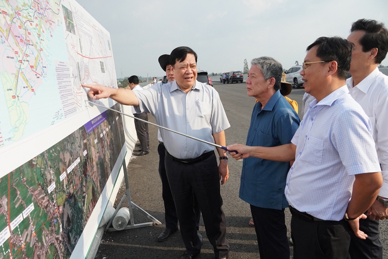 Lãnh đạo tỉnh Đồng Tháp kiểm tra và tặng quà công nhân thi công cao tốc- Ảnh 1. Lãnh đạo tỉnh Đồng Tháp kiểm tra và tặng quà công nhân thi công cao tốc- Ảnh 1.