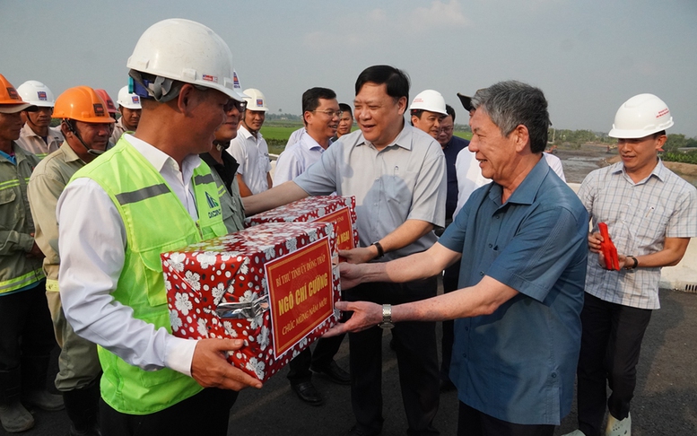 Lãnh đạo tỉnh Đồng Tháp kiểm tra và tặng quà công nhân thi công cao tốc