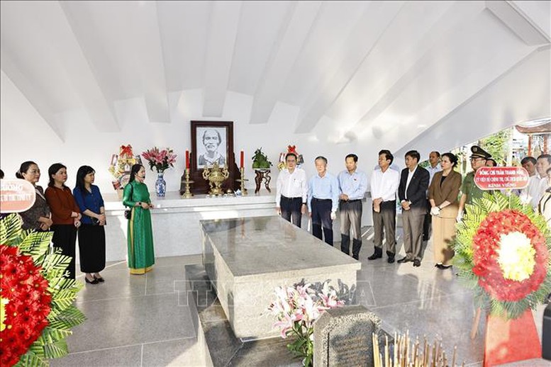 Chủ tịch Quốc hội Trần Thanh Mẫn dâng hương, viếng mộ Cụ Phó bảng Nguyễn Sinh Sắc- Ảnh 4. Chủ tịch Quốc hội Trần Thanh Mẫn dâng hương, viếng mộ Cụ Phó bảng Nguyễn Sinh Sắc- Ảnh 4.