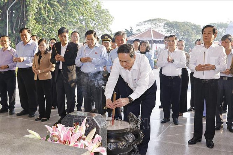 Chủ tịch Quốc hội Trần Thanh Mẫn dâng hương, viếng mộ Cụ Phó bảng Nguyễn Sinh Sắc- Ảnh 3. Chủ tịch Quốc hội Trần Thanh Mẫn dâng hương, viếng mộ Cụ Phó bảng Nguyễn Sinh Sắc- Ảnh 3.