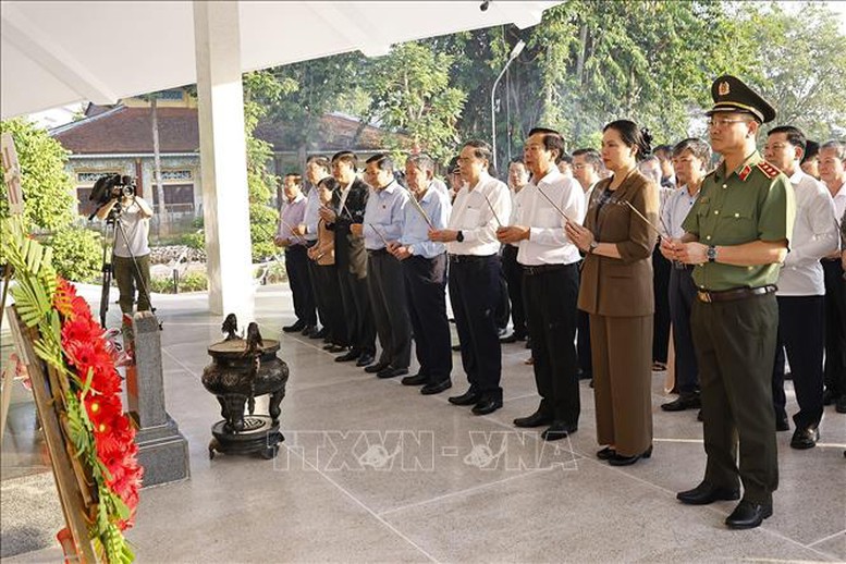 Chủ tịch Quốc hội Trần Thanh Mẫn dâng hương, viếng mộ Cụ Phó bảng Nguyễn Sinh Sắc- Ảnh 1. Chủ tịch Quốc hội Trần Thanh Mẫn dâng hương, viếng mộ Cụ Phó bảng Nguyễn Sinh Sắc- Ảnh 1.