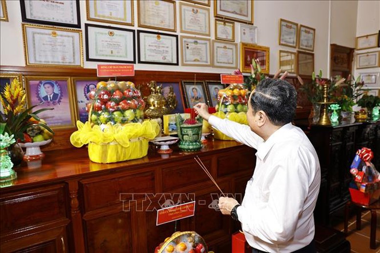 Chủ tịch Quốc hội Trần Thanh Mẫn dâng hương tưởng nhớ các lãnh đạo Đảng, Nhà nước- Ảnh 4.