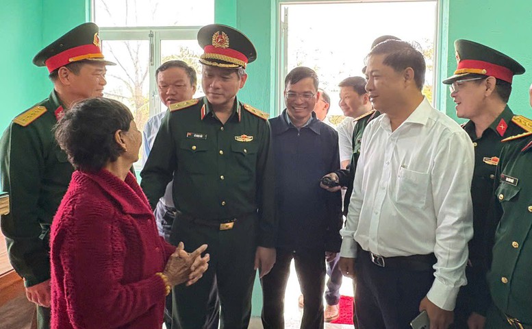 Quân khu 5 khánh thành, bàn giao 175 căn nhà xây mới thuộc 'Chiến dịch Quang Trung'- Ảnh 1.