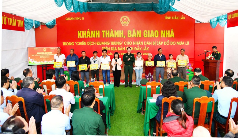 Quân khu 5 khánh thành, bàn giao 175 căn nhà xây mới thuộc 'Chiến dịch Quang Trung'- Ảnh 2.