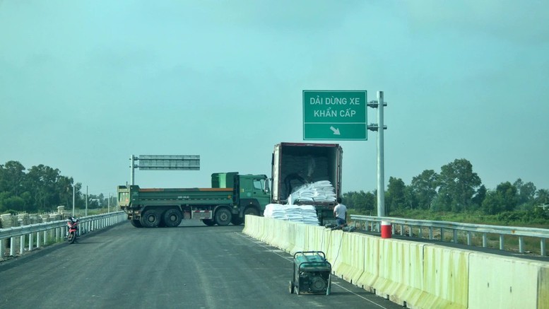 Khẩn trương hoàn thành đồng bộ cao tốc Bắc - Nam đoạn Cần Thơ - Cà Mau- Ảnh 1. Khẩn trương hoàn thành đồng bộ cao tốc Bắc - Nam đoạn Cần Thơ - Cà Mau- Ảnh 1.