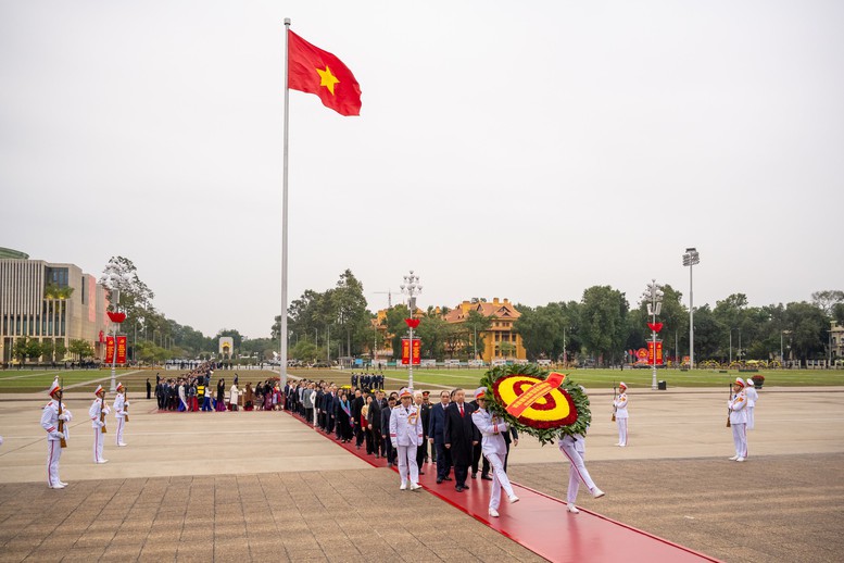 Lãnh đạo Đảng, Nhà nước vào Lăng viếng Chủ tịch Hồ Chí Minh nhân 80 năm Ngày Tổng tuyển cử đầu tiên- Ảnh 1.