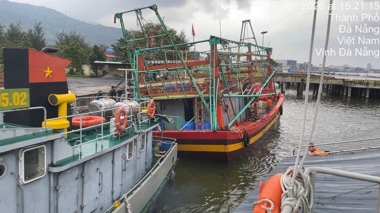 BĐBP Đà Nẵng kịp thời cứu 6 ngư dân trên tàu cá bị phá nước- Ảnh 1. BĐBP Đà Nẵng kịp thời cứu 6 ngư dân trên tàu cá bị phá nước- Ảnh 1.