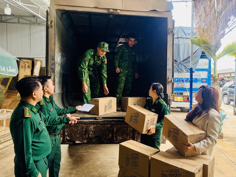 Masan: Mang Tết ấm áp đến quân và dân vùng biên giới- Ảnh 1.