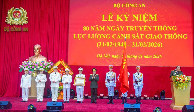 Lực lượng cảnh sát giao thông đón nhận Huân chương Quân công hạng Nhất- Ảnh 1. Lực lượng cảnh sát giao thông đón nhận Huân chương Quân công hạng Nhất- Ảnh 1.