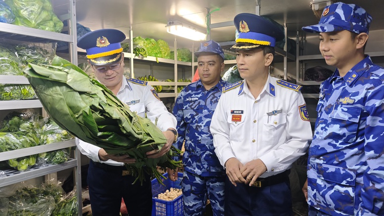 Tàu cảnh sát biển xuất quân làm nhiệm vụ trực Tết trên biển- Ảnh 3.