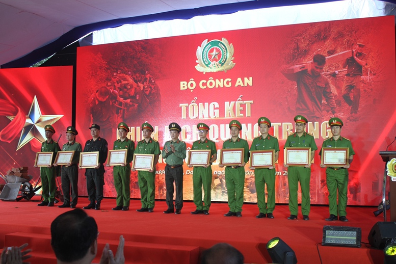 Bộ Công an tổng kết 'Chiến dịch Quang Trung': Thần tốc dựng lại 419 mái ấm cho người dân vùng bão lũ- Ảnh 4.