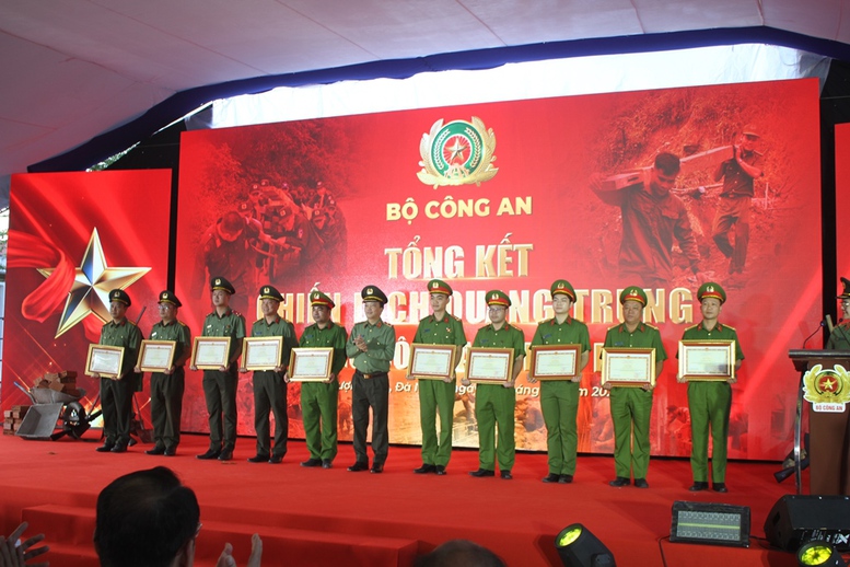 Bộ Công an tổng kết 'Chiến dịch Quang Trung': Thần tốc dựng lại 419 mái ấm cho người dân vùng bão lũ- Ảnh 5.