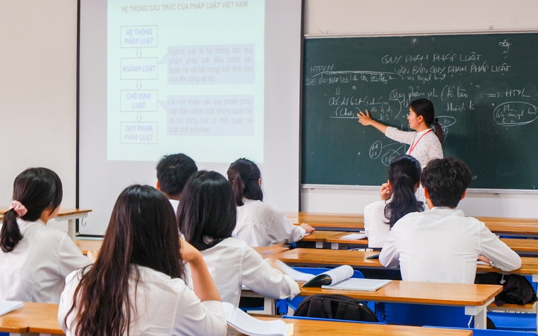 Học tiếp tại trường khác cùng trình độ không được miễn, giảm học phí