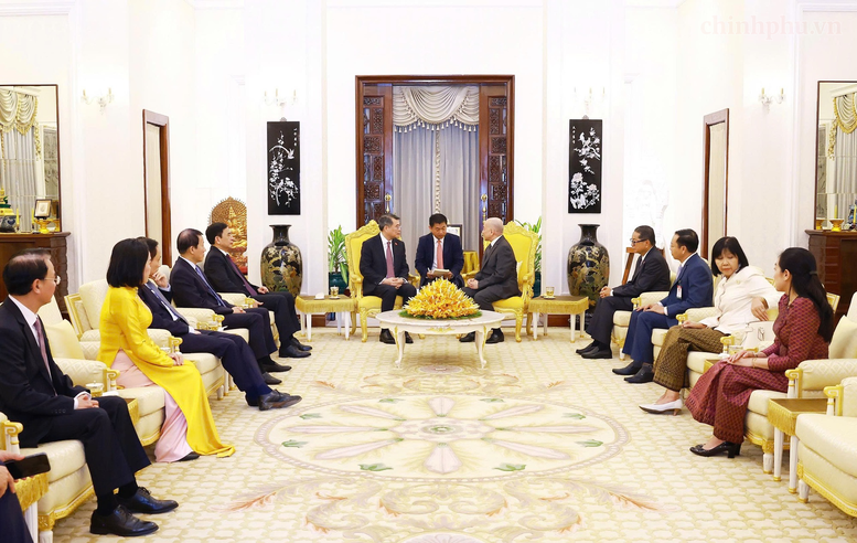 Thủ tướng Lê Minh Hưng chào Quốc vương Norodom Sihamoni và Hoàng Thái hậu Norodom Monineath Sihanouk- Ảnh 3.