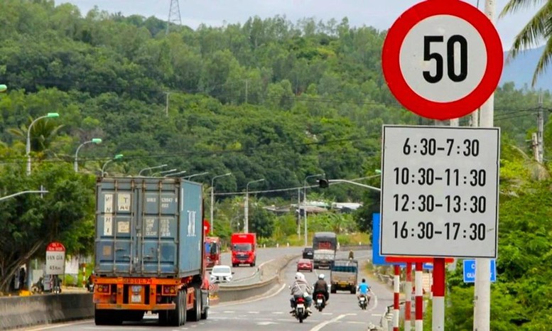 Đã khắc phục hàng nghìn vị trí biển báo, đèn tín hiệu giao thông bất cập trên toàn quốc- Ảnh 1.