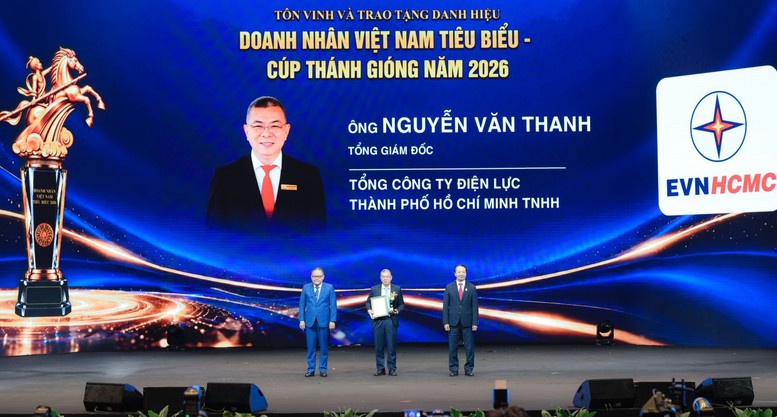 Tổng Giám đốc EVNHCMC được vinh danh "Doanh nhân Việt Nam tiêu biểu - Cúp Thánh Gióng"- Ảnh 1.