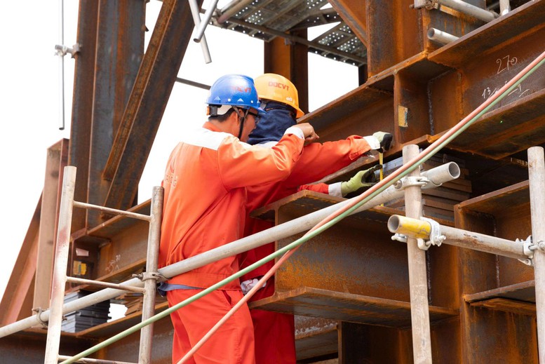 Cầu đi bộ qua sông Sài Gòn thử tải thành công, tiến gần đến giai đoạn hợp long- Ảnh 3.